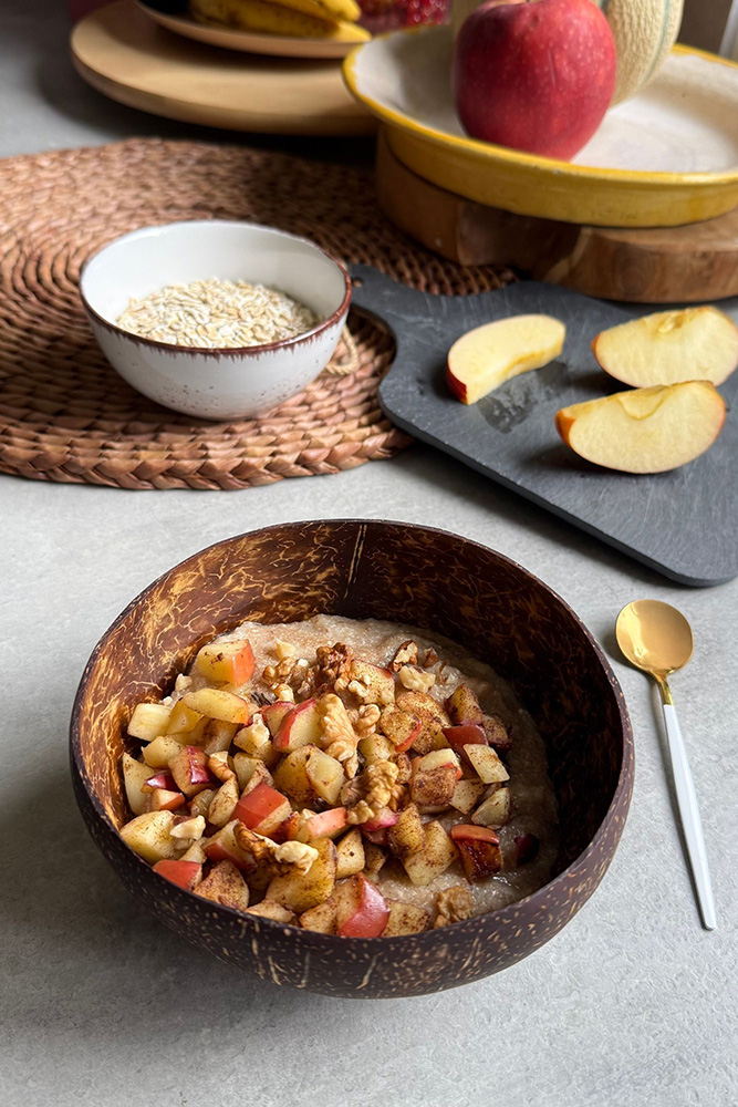 Jęczmienny smoothie bowl z jabłkami