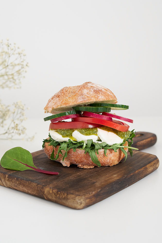 Kanapka z domowym zielonym pesto i mozzarellą